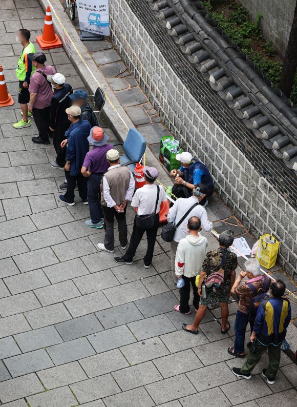 초고령화 사회로 접어드는 대한민국 - 65세 이상 주민등록인구가 전체 20％에 육박하는 것으로 집계된 가운데 11일 서울 종로구 탑골공원에서 노인들이 무료급식을 받기 위해 줄을 서 있다.     행정안전부는 10일 기준 65세 이상 주민등록인구가 1000만 62명으로, 전체 주민등록인구 5126만 9012명의 19.51%를 차지한다고 11일 밝혔다. 65세 이상 고령인구 비율이 20％를 넘어가면 ‘초고령화 사회’로 분류한다.  연합뉴스