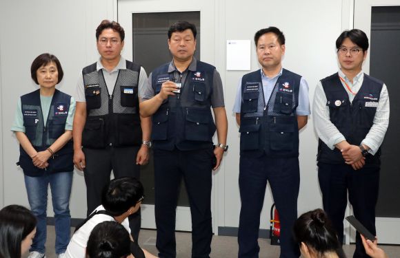 기자들 질문에 답하는 최저임금위 한국노총 위원들 - 최저임금위원회 근로자위원 운영위원인 류기섭 한국노총 사무총장(가운데)을 비롯한 한국노총 측 운영위원들이 12일 정부세종청사에서 열린 제11차 전원회의가 끝난 뒤 기자들의 질문에 답하고 있다. 2024.7.12 세종 연합뉴스