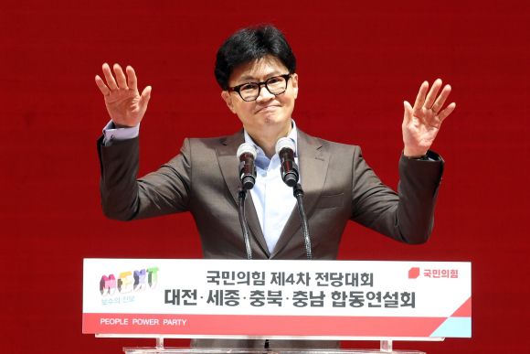 정견 발표하는 한동훈 후보 - 한동훈 국민의힘 당 대표 후보가 15일  오후 충남 천안시 유관순체육관에서 열린 국민의힘 제4차 전당대회 대전·세종·충북·충남 합동연설회에 정견 발표를 하고 있다. 2024.07.15. 뉴시스
