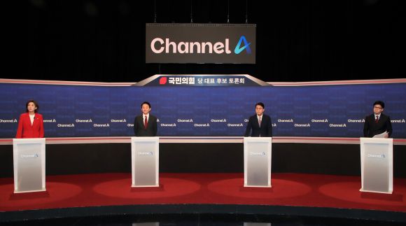 방송토론회 나선 국민의힘 당 대표 후보들 - 국민의힘 나경원, 원희룡, 윤상현, 한동훈 당 대표 후보가 16일 오후 서울 마포구 상암동 채널A 스튜디오에서 열린 3차 당 대표 후보 방송토론회에 나서고 있다. 2024.7.16 국회사진기자단