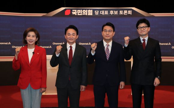 방송 토론회 참석한 국민의힘 당 대표 후보들 - 국민의힘 나경원, 원희룡, 윤상현, 한동훈 당 대표 후보가 16일 오후 서울 마포구 상암동 채널A 스튜디오에서 열린 3차 당 대표 후보 방송토론회 시작에 앞서 기념촬영을 하고 있다. 2024.7.16 국회사진기자단