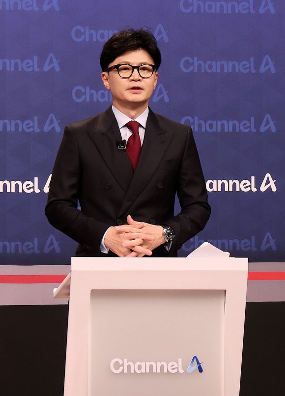 방송 토론 준비하는 한동훈 후보 - 국민의힘 한동훈 대표 후보가 16일 오후 서울 마포구 상암동 채널A 스튜디오에서 열린 3차 당 대표 후보 방송토론회에 참석해 토론을 준비하고 있다. 2024.7.16 국회사진기자단