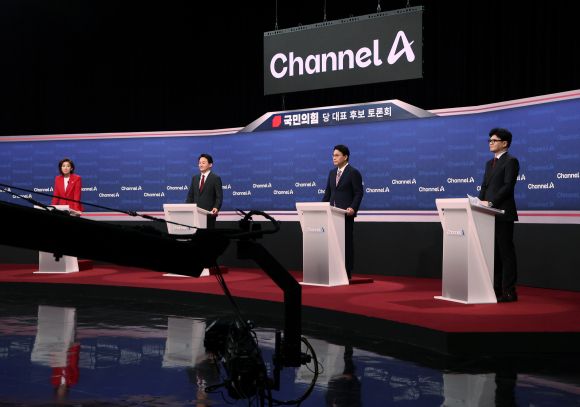 방송토론회 나선 국민의힘 당 대표 후보들 - 국민의힘 나경원, 원희룡, 윤상현, 한동훈 당 대표 후보가 16일 오후 서울 마포구 상암동 채널A 스튜디오에서 열린 3차 당 대표 후보 방송토론회에 나서고 있다. 2024.7.16 국회사진기자단