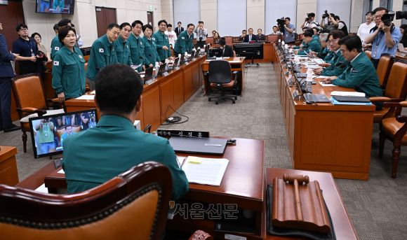18일 오후 서울 여의도 국회에서 열린 행정안전위원회 제416회국회(임시회) 3차 전체회의가 열리고 있다. 이날 행안위 전체회의에서는 이재명 더불어민주당 의원 발의 ‘2024년 민생위기 극복을 위한 특별조치법안’(전 국민 25만원 지원법)을 처리할 예정이다. 2024.7.18안주영 전문기자