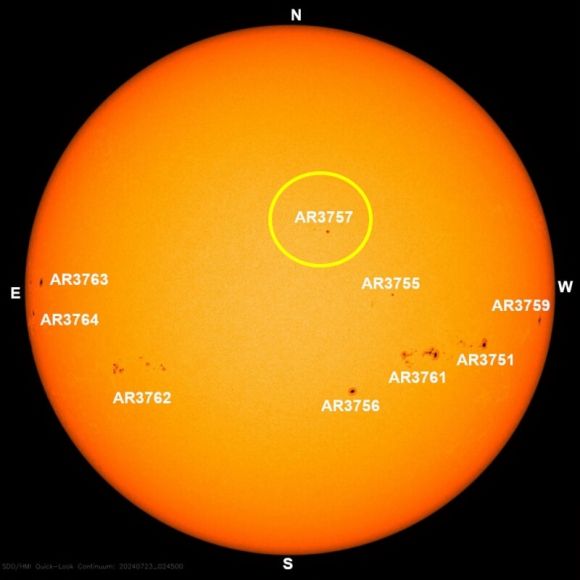 흑점 AR3757의 위치와 23일 기준 각 태양의 흑점들.  NASA/SDO