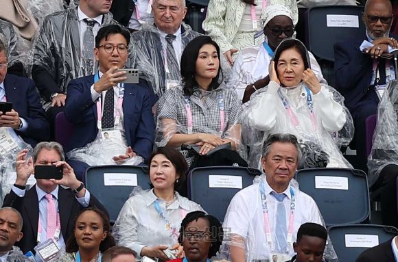 개회식장에 앉은 김재열-이서현-홍라희 - 2024 파리올림픽 개막일인 26일(현지시간) 프랑스 파리 트로카데로광장에 설치된 개회식장에 김재열 IOC 위원, 이서현 삼성물산 전략기획담당 사장, 홍라희 전 삼성미술관 리움 관장이 착석해 있다.  2024.7.27 파리 박지환 기자