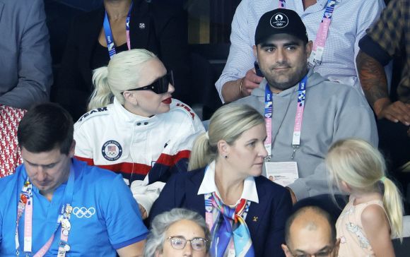 미국의 가수 겸 배우 레이디 가가(윗줄 왼쪽)와 그의 약혼자 마이클 폴란스키(윗줄 오른쪽)가 지난 28일(현지시간) 파리 라데팡스 아레나에서 수영 경기를 보고 있다. EPA 연합뉴스