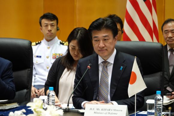 도쿄서 열린 한미일 국방장관에 참석한 기하라 일본 방위상 - 기하라 미노루 일본 방위상이 28일 일본 도쿄 방위성에서 열린 한미일 국방장관 회담에 참석하고 있다. 도쿄 연합뉴스