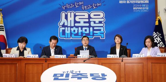 최고위원회의 주재하는 박찬대 당 대표 직무대행 - 더불어민주당 박찬대 당 대표 직무대행 겸 원내대표(가운데)가 5일 오전 국회에서 열린 최고위원회의에서 발언하고 있다. 2024.8.5. 연합뉴스