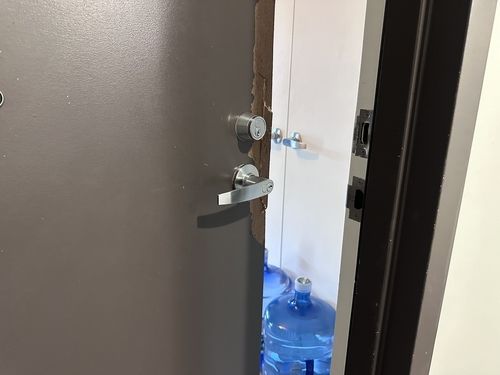 8일 이씨가 거주하던 자택 현관이 파손된 모습으로 남아 있다. 문틈으로 보이는 대형 생수통은 이씨가 피격 당시 들고 있던 것과 같은 종류의 생수통. 2024.8.8 연합뉴스