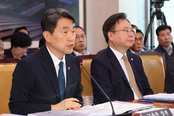 답변하는 이주호 부총리 - 이주호 사회부총리 겸 교육부 장관이 16일 오전 서울 여의도 국회에서 열린 교육위원회와 보건복지위원회의 ‘의과대학 교육 점검 연석 청문회’에서 위원의 질문에 답변하고 있다. 오른쪽은 조규홍 보건복지부 장관. 2024.8.16 연합뉴스