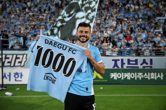 대구FC 세징야가 16일 DGB대구은행파크에서 열린 K리그1 2024 27라운드 김천 상무와의 홈 경기에서 3-0으로 승리한 뒤 팀 통산 1000번째 골 기념 티셔츠를 들고 기뻐하고 있다. K리그 제공