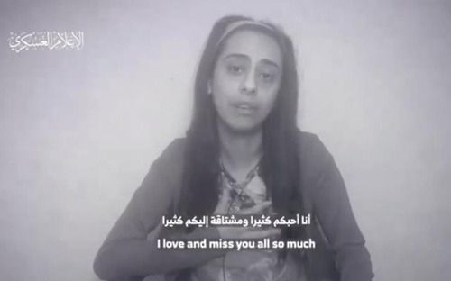 하마스가 소셜미디어에 선전물로 공개한 사망 전 여성 인질 예루살의 영상. 국제법 전문가들은 이 같은 인질 영상이 전쟁범죄에 해당한다고 규탄했다. 연합뉴스