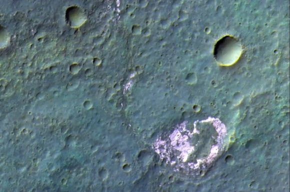 화성 표면에서 포착된 소금 퇴적물(분홍색). 사진=ESA/TGO/CaSSIS