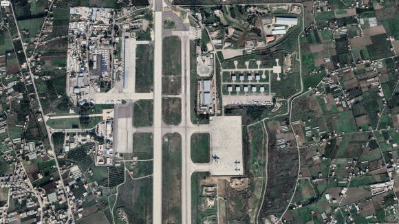 이스라엘이 3일(현지시간) 시리아 흐메이밈 러시아 공군기지 내 무기고를 표적 공습했다고 튀르키예에 본부를 둔 시리아TV가 이날 보도했다. 사진은 흐메이밈 기지 위성사진. 2024.10.3 엑스(X)/구글 어스