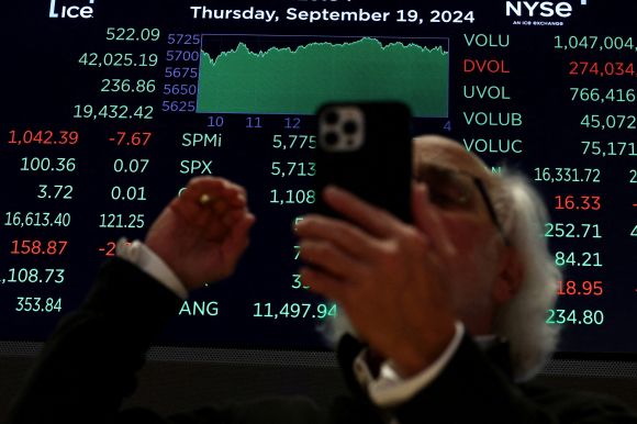 미국 뉴욕증권거래소(NYSE)의 한 전광판에 다우존스30산업평균 지수가 표시돼 있다. 로이터 연합뉴스 자료사진