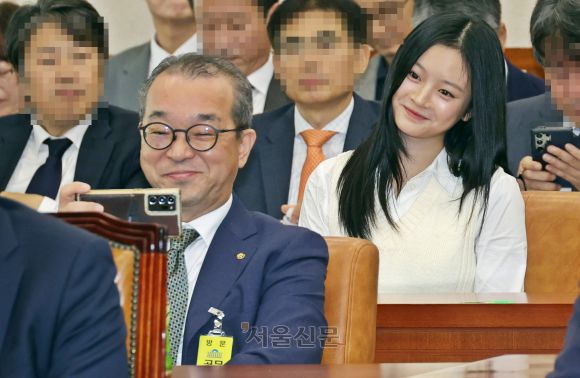국감서 미소지으며 셀카 - 정인섭 한화오션 거제사업장 사장이 15일 서울 여의도 국회에서 열린 환경노동위원회 국정감사에서 뉴진스 하니를 카메라에 담고 있다. 2024.10.15 국회사진기자단