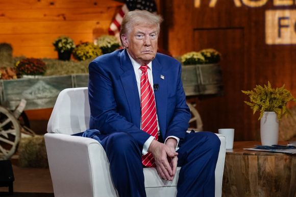 폭스뉴스 출연한 트럼프 - 미국 공화당 대선 후보인 도널드 트럼프 전 대통령이 15일(현지시간) 조지아주 커밍에서 열린 폭스뉴스의 타운홀 미팅에 출연했다. 2024.10.16 연합뉴스