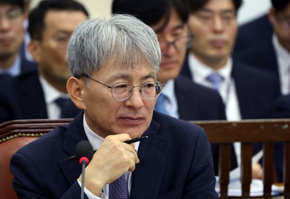 생각에 잠긴 김광동 위원장 - 김광동 진실화해를위한과거사정리위원장이 25일 서울 여의도 국회에서 열린 행정안전위원회의 행정안전부, 중앙선거관리위원회 등 종합감사에서 생각에 잠겨 있다.  연합뉴스