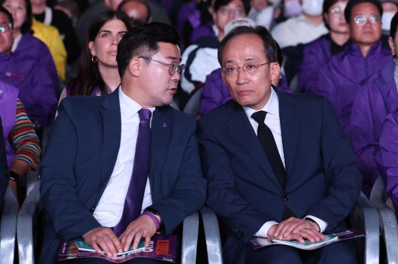 이야기 나누는 여야 원대대표 - 추경호(오른쪽) 국민의힘 원내대표와 박찬대 더불어민주당 원내대표가 지난 26일 서울시청 앞에서 열린 ‘10·29 이태원 참사 2주기 시민추모대회’에 참석해 대화를 나누고 있다. 뉴스1