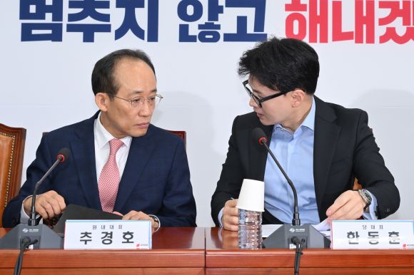 국민의힘 최고위원회의10 - 국민의힘 한동훈 대표와 추경호 원내대표가 31일 국회에서 열린 최고위원회의에서 대화하고 있다. 김정록 기자