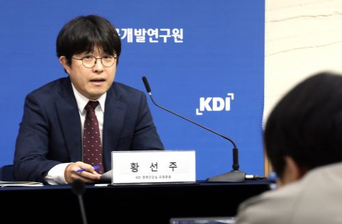 한국개발연구원(KDI) 황선주 경제전망실 모형총괄이 11일 오전 정부세종청사에서 KDI 현안 분석 ‘최근 물가 변동 요인 분석 및 시사점’에 관해 설명하고 있다. 연합뉴스