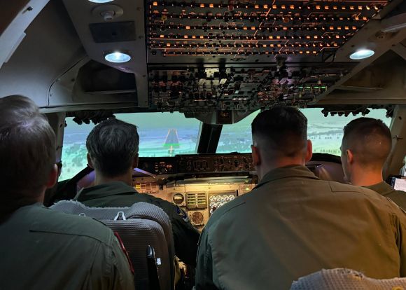 미 공군 조종사들이 E-4B 나이트위치의 모의 비행 훈련을 진행하고 있다. / 사진=미 전략사량부
