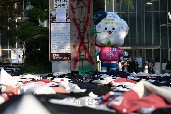 동덕여자대학교의 남녀공학 전환 추진 논의가 알려진 지난 12일  서울 성북구 동덕여대 곳곳에 항의하는 메시지가 적힌 인쇄물이 붙어 있다. 학교 측은 남녀공학 전환에 대해 확정된 사안이 아니라는 입장을 밝혔다. 2024.11.12 홍윤기 기자