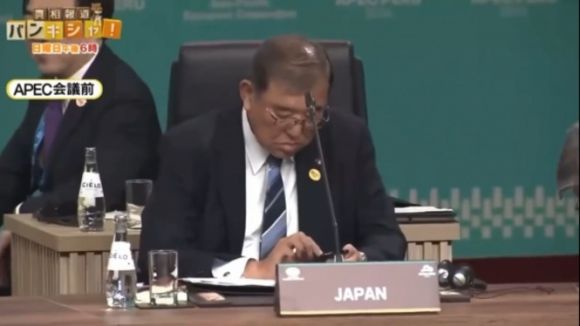 15일(현지시간) 페루에서 열린 아시아태평양경제협력체(APEC) 회의에 참석한 이시바 시게루 일본 총리가 정상회담 중 스마트폰을 보고 있는 모습. 니혼TV 보도화면 캡처