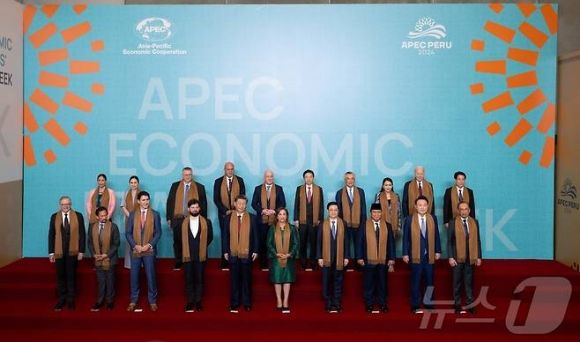 윤석열 대통령이 16일(현지시간) 페루 리마 국제컨벤션센터에서 31차 아시아태평양경제협력체(APEC)에 참석한 조 바이든 미국 대통령, 시진핑 중국 국가 주석 등 각국 정상들과 기념촬영을 하고 있다. 대통령실 제공. 2024.11.17 뉴스1