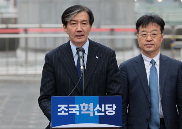 발언하는 조국 대표 - 조국(왼쪽) 조국혁신당 대표가 지난 20일 서울 종로구 광화문광장 이순신 장군 동상 앞에서 열린 윤석열 대통령 탄핵소추안 초안 공개 기자회견에서 발언하고 있다. 2024.11.20