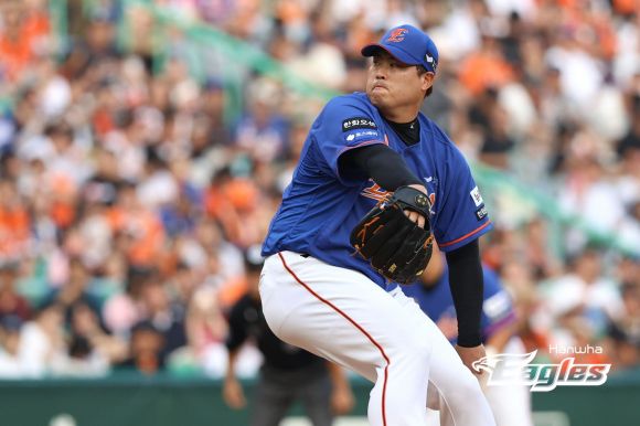 한화 왼손 선발 류현진 - 한화 왼손 선발 류현진     (서울=연합뉴스) 한화 왼손 선발 류현진이 18일 인천 SSG랜더스필드에서 열린 프로야구 SSG 랜더스와 방문 경기에 선발 등판해 역투하고 있다. 2024.8.18 [한화 이글스 제공. 재판매 및 DB금지]     photo@yna.co.kr (끝)   <저작권자(c) 연합뉴스, 무단 전재-재배포, AI 학습 및 활용 금지>