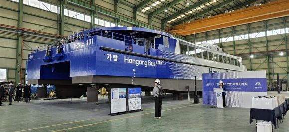 ‘한강버스 안전기원 진수식’