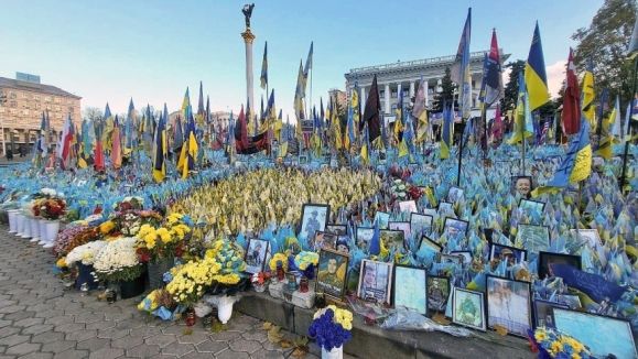 우크라이나 전쟁 발발 1000일을 맞아 수도 키이우의 독립광장에 전사자들을 기리기 위한 깃발과 사진, 꽃 등이 빼곡히 놓여 있다. 연합뉴스