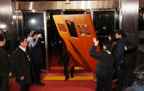 계엄군 국회 진입 막는 국회 직원들 - 윤석열 대통령이 3일 밤 비상계엄을 선포한 가운데 4일 자정께 국회 직원들이 계엄군의 국회 본관 진입을 막고 있다. 2024.12.4 연합뉴스