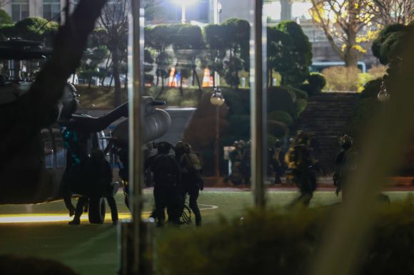 헬기로 도착한 계엄군 - 윤석열 대통령이 3일 밤 긴급성명을 통해 비상계엄을 선포한 가운데 4일 새벽 계엄군이 헬기를 타고 국회에 도착하고 있다. 2024.12.4 연합뉴스