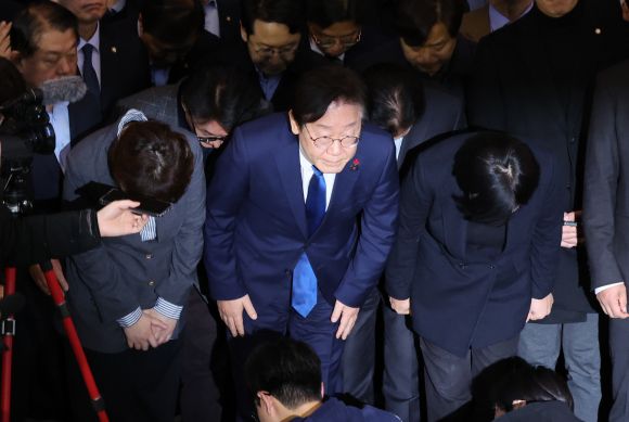 인사하는 이재명 대표 - 윤석열 대통령이 3일 밤 긴급성명을 통해 비상계엄을 선포한 가운데 4일 새벽 서울 영등포구 여의도 국회에서  비상계엄 해제요구 결의안 통과 후 더불어민주당 이재명 대표가 입장을 밝힌 뒤 인사하고 있다. 2024.12.4 연합뉴스