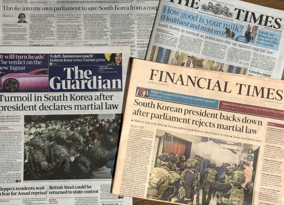 영국 신문 1면에 실린 한국 비상계엄 사태 - 영국의 파이낸셜타임스(FT)와 가디언, 더타임스, 텔레그래프 등 유력지들이 4일(현지시간)자 신문에 실은 한국의 비상계엄 사태 관련 기사들. 이들 신문은 모두 이날 1면에서 계엄선포 사태 소식을 전했으며, 일부는 배경 분석 등 관련 보도에 여러 면을 할애했다. 2024.12.4 연합뉴스