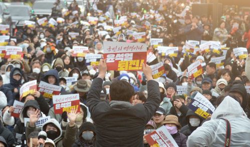 지난 7일 전북 전주시 객사 앞에서 시민들이 모여 윤석열 대통령 퇴진을 외치고 있다. 뉴시스