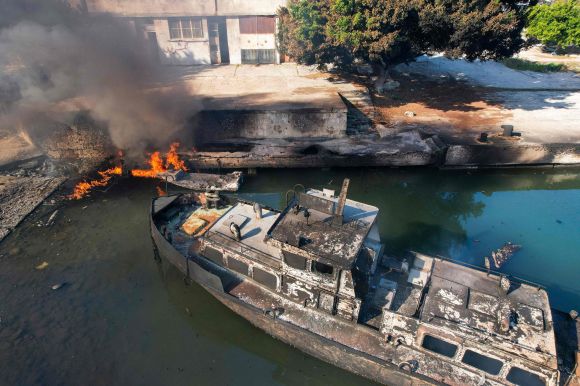 2024년 12월 10일(현지시간) 시리아 라타키아 항구에서 이스라엘군의 공습으로 시리아 해군 훈련선이 파괴됐다. / AFP 연합뉴스