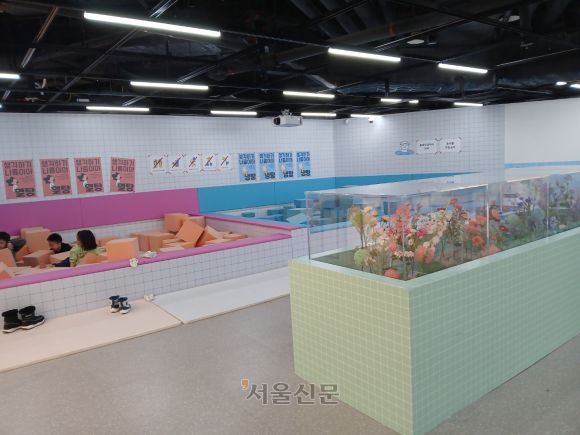 고척스카이돔 지하 1층에 있는 아트북 기반 복합 문화공간인 ‘서울아트책보고’ 내부 모습.