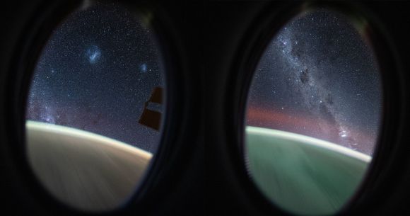 우주비행사 돈 페티트가 ISS와 도킹한 스페이스X의 우주캡슐 크루 드래건의 창에서 본 지구와 은하. NASA/Don Pettit