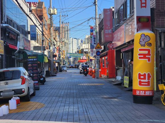 12일 낮 대구 수성구 범어동 수성구청 인근 먹자골목. 점심시간인 데도 오가는 사람이 없어 적막감이 흘렀다. 2024. 12. 12. 민경석 기자