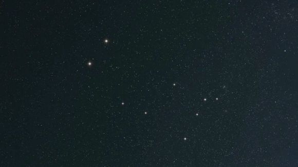 쌍둥이자리의 별들. 왼쪽 가장 밝은 두 별이 카스토르(위)와 폴룩스(아래).  출처: Christophe Lehenaff