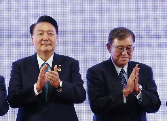 윤석열 대통령과 이시바 시게루 일본 총리가 10일(현지시간) 라오스 비엔티안 국립컨벤션센터(NCC)에서 열린 아세안+3(한중일) 정상회의 기념 촬영에서 박수치고 있다.  2024.10.10 연합뉴스