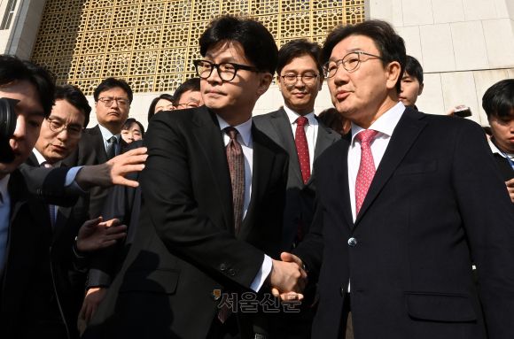 16일 오전 국회에서 한동훈 국민의힘 당대표가 대표직 사퇴기자회견을 마친 뒤 국회를 떠나며 권성동 원내대표와 악수하고 있다. 2024.12.16 안주영 전문기자