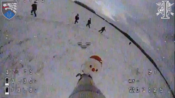 러 평야지대서 드론에 공격 당하는 북한군 - 17일(현지시간) 우크라이나 제8특수작전연대가 공개한 동영상에서 북한군으로 추정되는 병사들이 눈으로 뒤덮인 러시아 쿠르스크 평야지대를 이동하다가 공격용 드론을 발견하고 황급히 달아나고 있다. 이날 미군 당국자는 “쿠르스크 일대에서 우크라이나군의 공격을 받아 북한군 수백 명이 죽거나 다쳤다”고 전했다. 키이우포스트 캡처