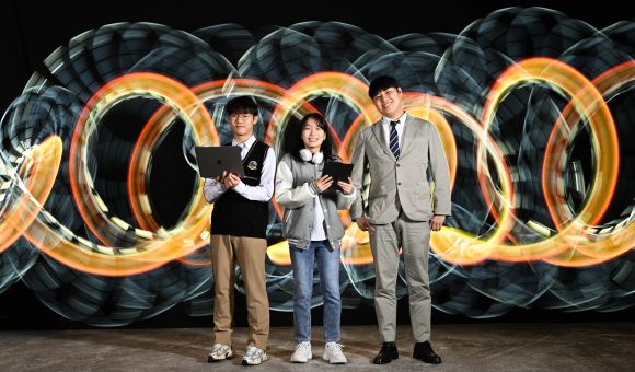 1990년대 중반 이후 출생한 ‘잘파세대’가 본격적으로 사회 진출에 나선 2025년(을사년)을 맞아 직장인 송병윤(오른쪽·28)씨, 대학생 이유진(가운데·19)씨, 고등학생 이재현(17)군이 ‘푸른 뱀의 해’를 형상화한 ‘라이트 페인팅’(빛을 이용해 사진에 그림을 그리는 기법)을 배경으로 디지털기기를 들고 있다. 사진 홍윤기 기자·연출 김영훈 윤슬사진촬영연구소 대표, 박창옥 라이트페인팅 작가