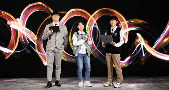1990년대 중반 이후 출생한 ‘잘파세대’가 본격적으로 사회 진출에 나선 2025년(을사년)을 맞아 직장인 송병윤(오른쪽·28)씨, 대학생 이유진(가운데·19)씨, 고등학생 이재현(17)군이 ‘푸른 뱀의 해’를 형상화한 ‘라이트 페인팅’(빛을 이용해 사진에 그림을 그리는 기법)을 배경으로 디지털기기를 들고 있다. 사진 홍윤기 기자·연출 김영훈 윤슬사진촬영연구소 대표, 박창옥 라이트페인팅 작가