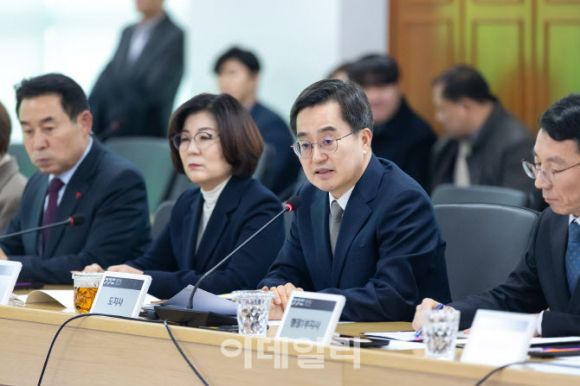 지난달 17일 31개 시군 시장, 군수가 참여한 긴급 민생안정대책 회의에서 김동연 경기도지사가 발언하고 있다. (경기도 제공)